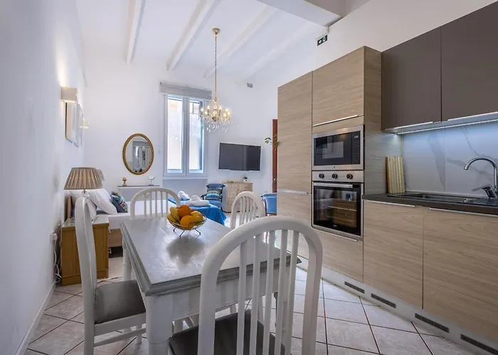 Cozy Carisma Lodging - Central, New And Independent Studio Apartman